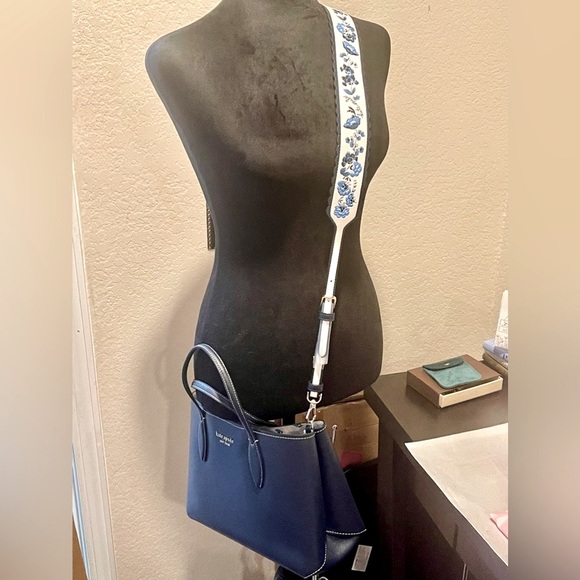 KATE SPADE ♠️ 4pcs TOP HANDLE NAVY TOTE, POUCH, CROSSBODY STRAP, CARD CASE. 💙🤍 - Picture 10 of 16